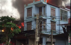 Cháy lớn ở xưởng gỗ Thạch Thất, lửa lan sang nhà dân