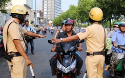 Đi xe máy không sang tên đổi chủ bị phạt từ 1/1/2017