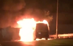 Xe khách bốc cháy ngùn ngụt, hành khách hoảng loạn bỏ chạy