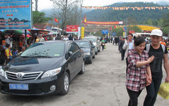 Hà Nội: Xác minh 2 xe biển xanh đi lễ chùa