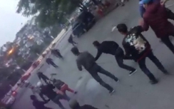 Nhóm thanh niên hỗn chiến bằng dao kiếm náo loạn phố Hà Nội