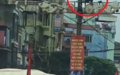 Hà Nội: Thanh niên ngáo đá, cố thủ nhiều giờ trên cột điện