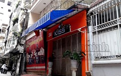 Bắt khẩn cấp chủ quán karaoke cưỡng đoạt tiền của khách nước ngoài