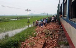 Xe tải bị húc văng, tài xế tử vong vì cố vượt đường ray