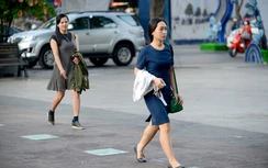 Dân Hà Nội đi bộ đi làm, đọc sách trên tàu điện ngầm?