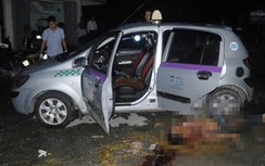 Bắt hai kẻ cướp xe taxi táo tợn ở Hà Nội