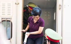 Cựu ĐBQH Châu Thị Thu Nga che mặt, tránh máy ảnh khi hầu toà