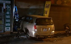 Tài xế nghi say rượu, nửa đêm lái xe lao vào nhà hàng xóm