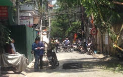 Đứt cáp rơi xuống đường, hai người ngồi uống nước bị thương nặng