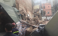 Bức tường lớn đổ sập trên phố Lê Thái Tổ, nhiều người hoảng sợ
