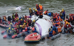 Cận cảnh cứu hộ máy bay Đài Loan gặp nạn