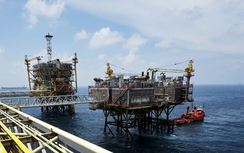 Thu ngân sách từ dầu thô giảm hơn một nửa
