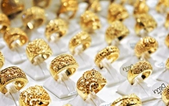 Giá vàng sáng 19/7: "Giằng co" với chứng khoán