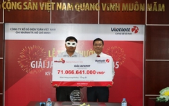 Trao tiền cho người trúng giải 71 tỷ đồng xổ số Vietlott