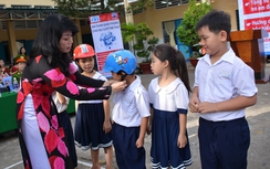 Tặng 1.350 MBH cho học sinh 27 trường tiểu học