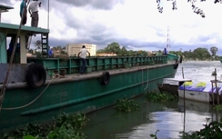 Ghe chở đá bị sà lan đâm chìm, 4 người thương vong