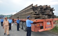 Bị phát hiện xe chở quá tải, tài xế khóa cửa xe bỏ trốn