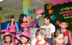 Tặng mũ bảo hiểm cho học sinh sắp vào lớp 1