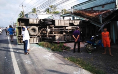 Lật xe chở đoàn đi ăn hỏi, 30 người thương vong