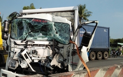 Xe tải tông nhau, tài xế bị kẹt trong cabin đứt lìa chân