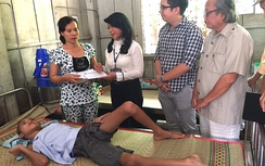 Ủy ban ATGT Quốc gia trao quà cho nạn nhân TNGT