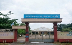 Kỷ luật 2 nữ sinh cấp 3 đánh bạn