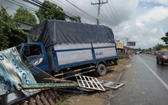 Xe tải mất lái lao vào cơ sở thu mua phế liệu