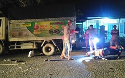 Xe máy đấu đầu xe tải, 2 người trọng thương