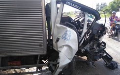 Tránh xe máy, xe tải lật sau cú đâm vào dải phân cách
