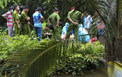 Vợ phát hiện chồng chết lõa thể sau vườn