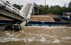 Sà lan đâm sập cầu Cái Trăng, 4 người bị thương