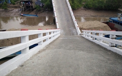 Sà lan đâm sập cầu Cái Trăng chở quá tải trọng