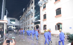 Phá tường tiếp cận hiện trường vụ cháy KCN tại Cần Thơ