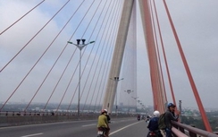 Tìm kiếm người đàn ông nhảy cầu Cần Thơ mất tích