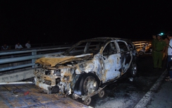 Ô tô chở 3 người đang chạy bỗng dưng bốc cháy