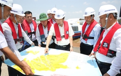 Phó Thủ tướng Trịnh Đình Dũng đi ca nô khảo sát luồng sông Hậu