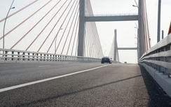 Chủ đầu tư lý giải việc mặt cầu Bạch Đằng "không bằng phẳng"