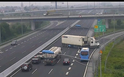 Xe container ngang nhiên quay đầu trên cao tốc Hà Nội-Hải Phòng