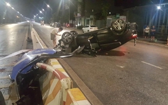 Thót tim chứng kiến ô tô đâm vào dải phân cách