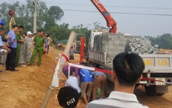 Nâng cẩu hạ tải chạm dây điện, phụ lái tử vong