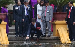 Thủ tướng Canada tản bộ, cho cá ăn tại khu nhà sàn Bác Hồ