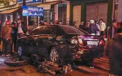 Gây tai nạn liên hoàn, nữ tài xế lái xe 7 chỗ bỏ trốn