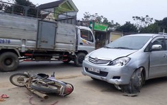 Xế hộp lấn làn gây tai nạn, tài xế cố thủ trong cabin