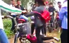 Nhóm nữ sinh đánh gục bạn cùng lớp gây phẫn nộ