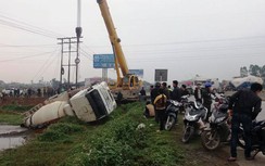 Tránh quái xế "kẹp 3" bất ngờ tạt sang, xe bồn lao xuống hồ