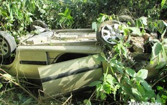 Ôtô chở 5 người nổ lốp trên QL7, mất lái lao xuống vực