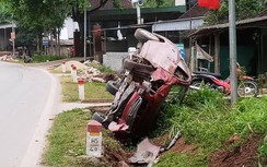 Xế hộp chở 4 người bẹp dúm vì... tránh chó
