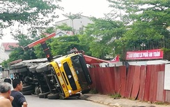 Cần cẩu đổ sập, hàng chục công nhân thoát chết trong gang tấc