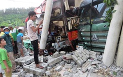 Ô tô khách "tắm" mương, 40 người hoảng loạn kêu cứu