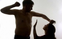 Chồng dùng tuýp sắt đánh vợ tử vong